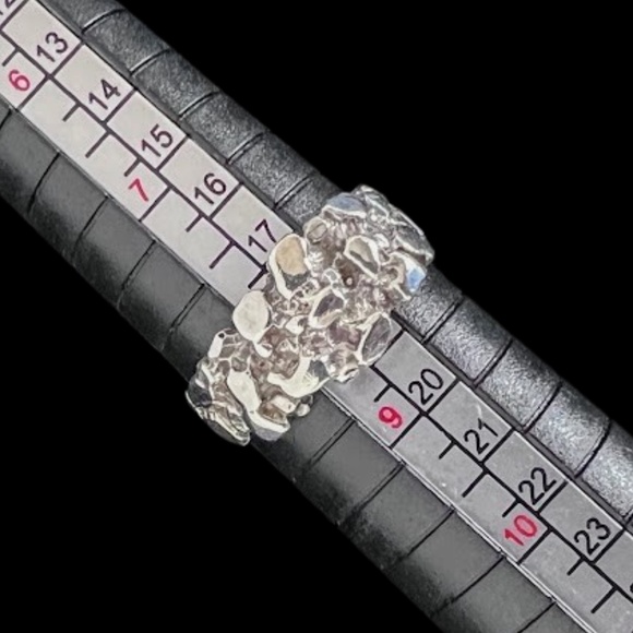 SOLD Vintage Unique Chunky Style Silver Ring🎉Host Pick🎉 - Picture 11 of 11